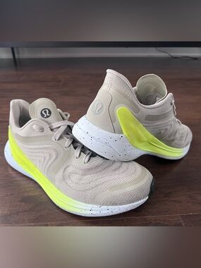 Lululemon Blissfeel 2 Running Shoe Raw Linen/Highlight Yellow/Iced Lavender